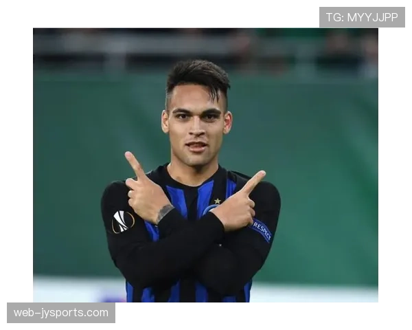 争议瞬间:劳塔罗进球被吹,VAR认定其越位位置干扰门将。 争议瞬间:劳塔罗进球被吹,VAR认定其越位位置干扰门将。