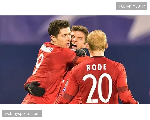 特写:赛季收官战终场哨响,里尔全队围拢主帅庆祝欧冠席位 特写:赛季收官战终场哨响,里尔全队围拢主帅庆祝欧冠席位